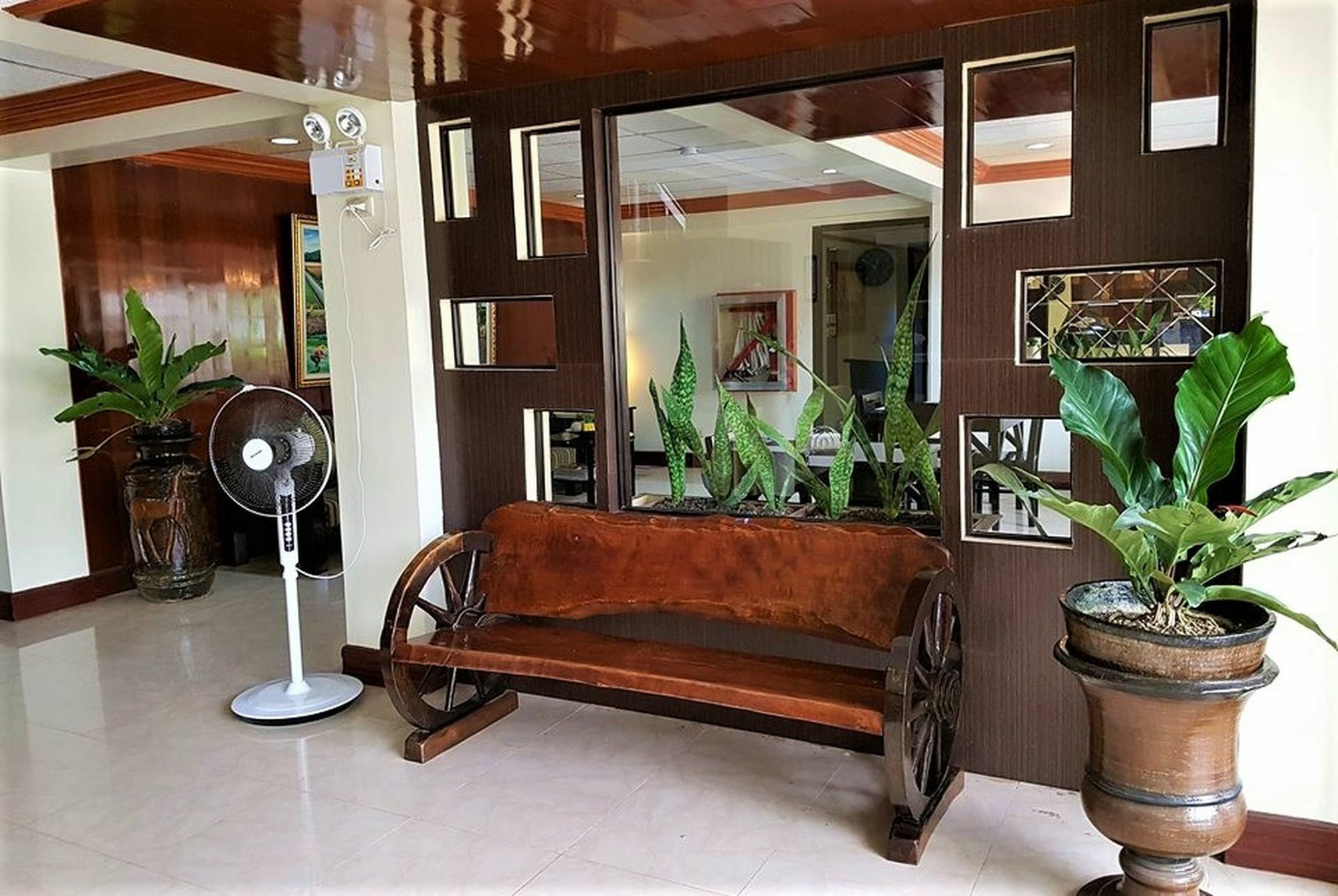 Zen Rooms Vest Grand Suites Bohol 타그빌라란 외부 사진